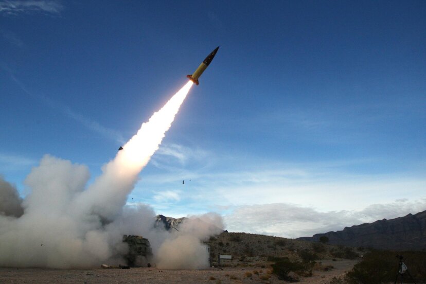 США тайно поставили дальнобойные ракеты ATACMS Украине