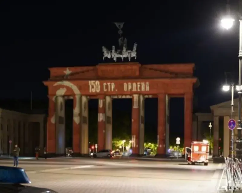 На Бранденбургские ворота Берлина спроецировано Знамя Победы