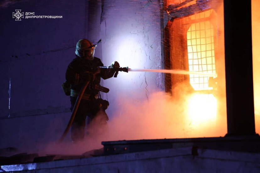 Удар по объектам ВСУ в Днепропетровске: полыхает пожар