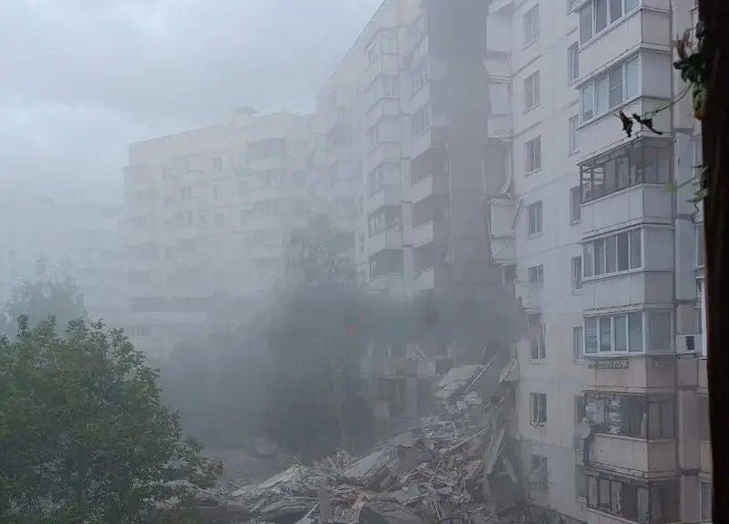 В результате попадания украинской ракеты рухнул подъезд десятиэтажного дома в Белгороде