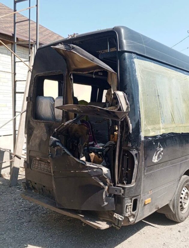 Враг атаковал беспилотником микроавтобус с рабочими в Херсонской области: есть жертвы