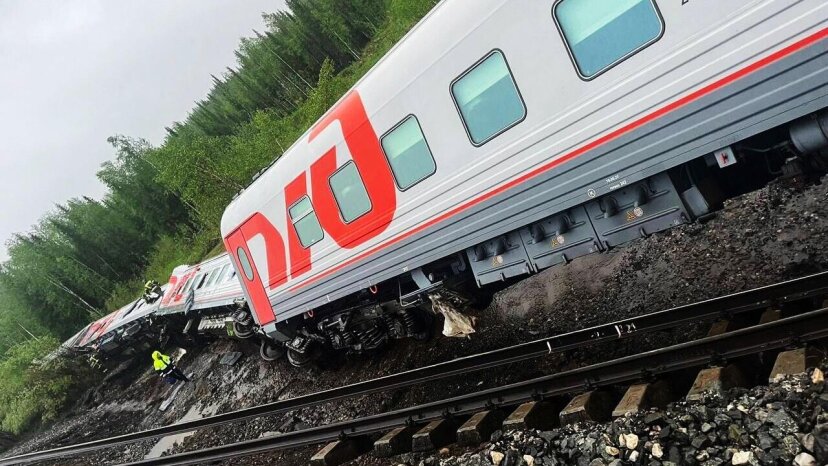 Число погибших при крушении пассажирского поезда в Коми достигло трех