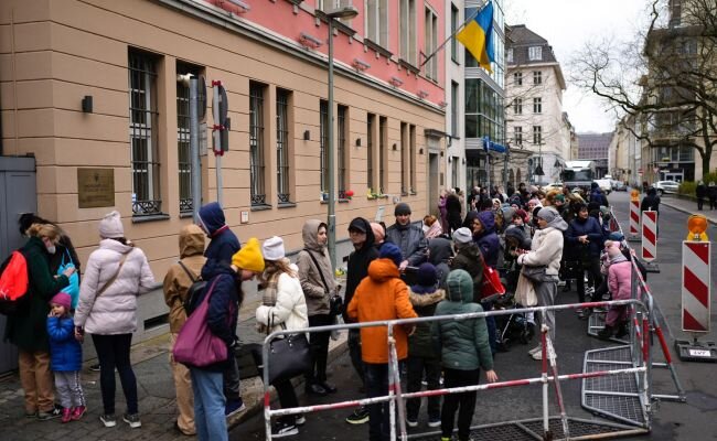 В ФРГ предложили украинским беженцам работать или уезжать