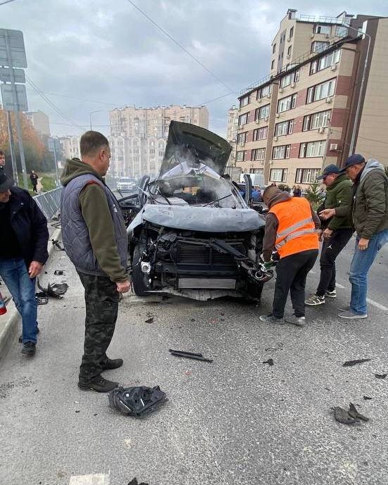 В Севастополе взорвался внедорожник