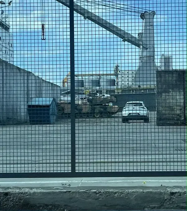 Австралийские танки для Украины сфотографированы в польском порту