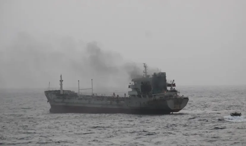 Пожар на очередном нефтяном танкере - в тушении участвовал фрегат ВМС Индии