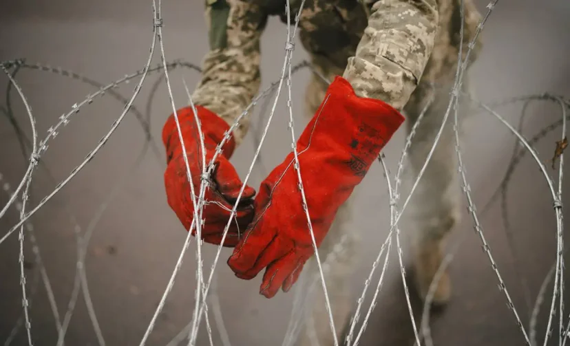 На въезде в Сумы спешно возводят фортификации прямо на дорогах
