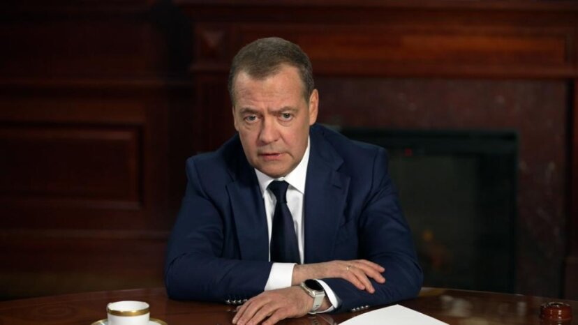 Медведев: $ 90 млрд не гарантируют, что Зеленский подпишет капитуляцию