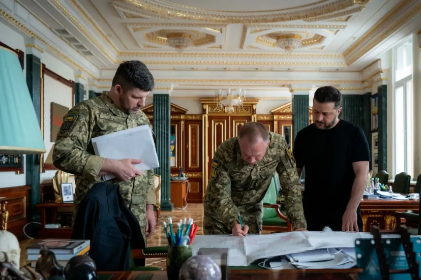 Зеленский обсудил с Сырским и Гнатовым ситуацию на Донбассе