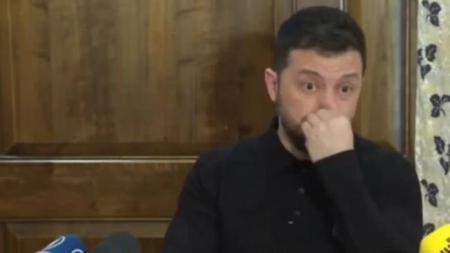 Рискуя жизнью: Зеленский устроил спектакль, спрятавшись за пуленепробиваемым стеклом