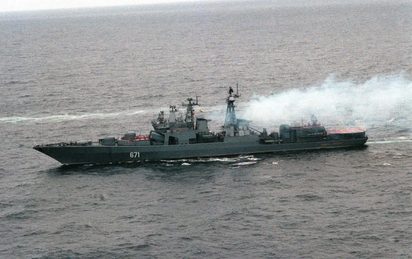 Корабли ВМФ РФ сопроводили торговые суда в территориальных водах Британии