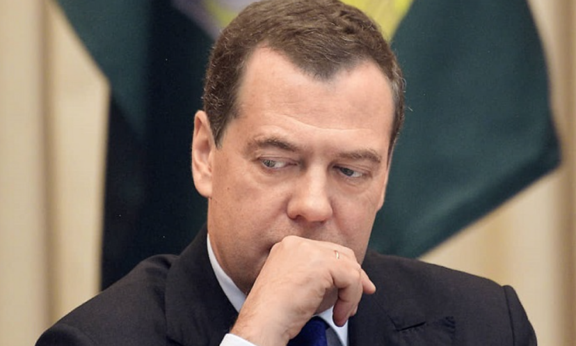 «Как игрушки с засохшей ёлки»: Дмитрий Медведев предупредил США и «Старлинк»